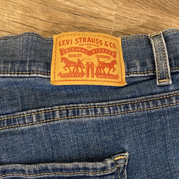 Levi’s plus size Jean shorts EUC - Picture 4 of 5